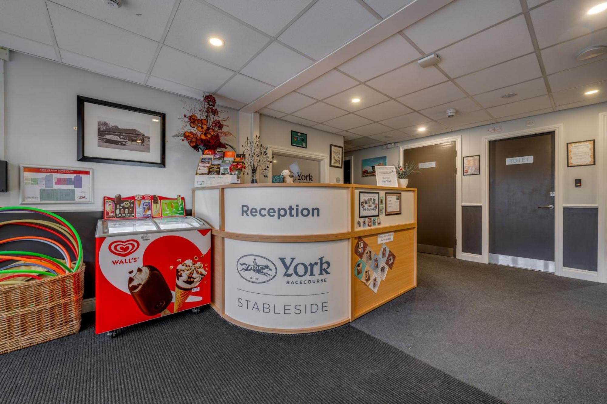 Stableside At York Racecourse Hotel Exterior photo