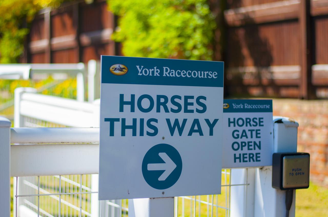 Stableside At York Racecourse Hotel Exterior photo